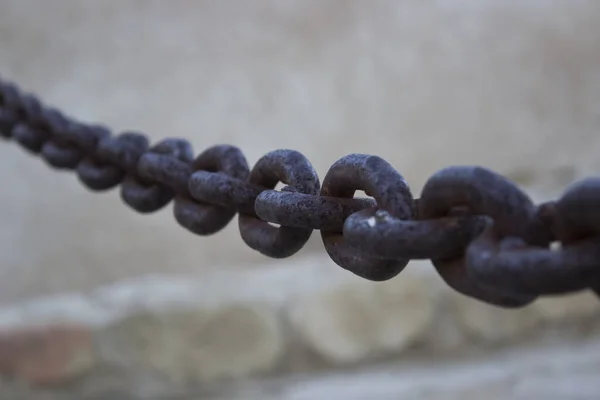 Detailní Záběr Rustikálního Řetězu Rozmazaném Pozadí — Stock fotografie
