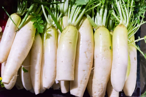 Una Pila Rábano Blanco Fresco Mercado — Foto de Stock