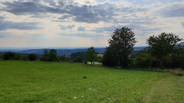 Eine Grüne Wiese Hoherodskopf Vogelsberg Unter Wolkenverhangenem Himmel — Stockfoto