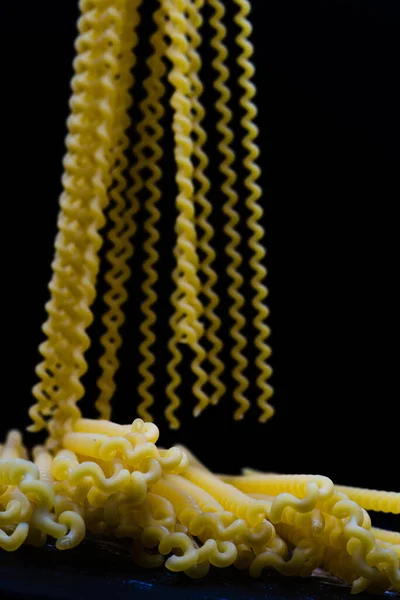 Plan Mise Point Peu Profond Longs Spaghettis Bouclés Sur Fond — Photo