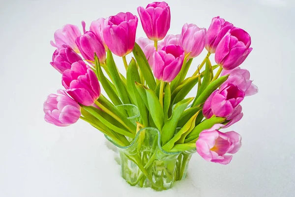 Букет Красивих Рожевих Квітів Тюльпанів Скляній Вазі Ізольований Білому Тлі — стокове фото