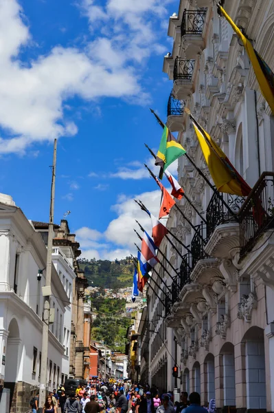 Ecuador 2017年10月15日 基多市中心的街景 历史遗迹和古建筑 — 图库照片