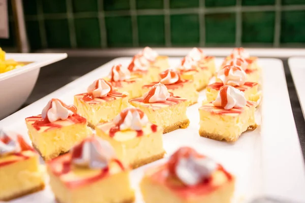 Primer Plano Plato Con Trozos Galletas Con Crema Listo Para — Foto de Stock