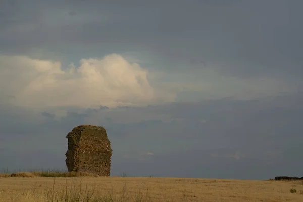 Uma Formação Rochosa Campo Marrom Sob Céu Azul Escuro — Fotografia de Stock