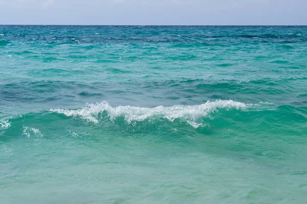 Ένα Όμορφο Τοπίο Από Παφλασμό Κύματα Της Θάλασσας Μια Ηλιόλουστη — Φωτογραφία Αρχείου