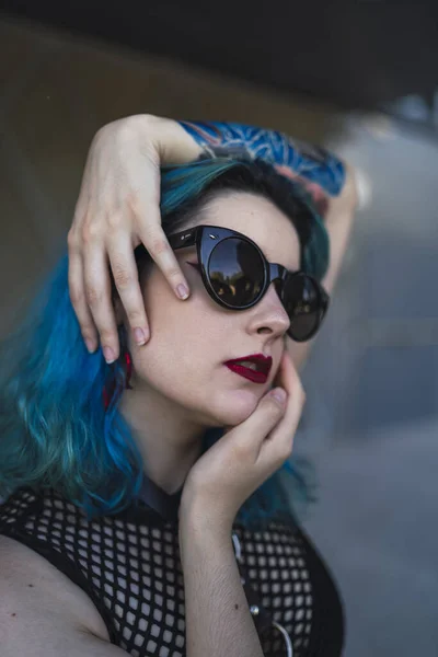 Portrait Une Jeune Femme Cool Aux Cheveux Bleus Tatouages Lunettes — Photo