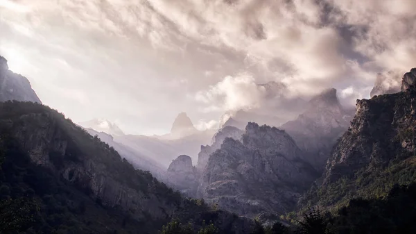 Ein Flachbild Der Herrlichen Berge Unter Den Schönen Wolken Himmel — Stockfoto