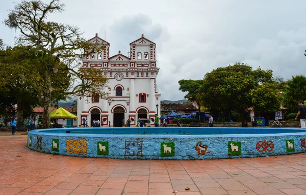 Ein Weißes Gebäude Mit Einem Platz Davor Guatape Kolumbien — Stockfoto