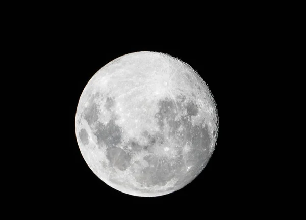 在夜间拍到月亮的特写 — 图库照片