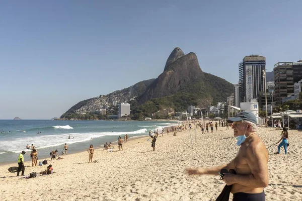 Rio Janeiro Brasil Julio 2020 Reabrió Playa Ipanema Con Anciano —  Fotos de Stock