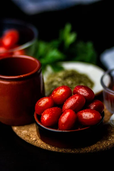 Una Toma Vertical Tomates Junto Verduras Condimentos Una Taza Marrón — Foto de Stock