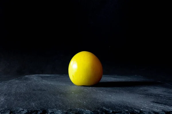 Eine Selektive Fokusaufnahme Eines Frischen Gelben Apfels Auf Einer Schwarzen — Stockfoto
