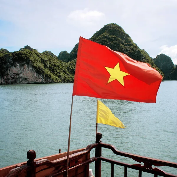 Dech Beroucí Výhled Long Bay Vietnamskou Národní Vlajkou Popředí — Stock fotografie