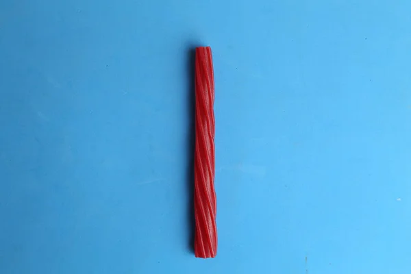 Eine Nahaufnahme Eines Süßen Roten Gummibärchens Lakritze Isoliert Auf Blauem — Stockfoto