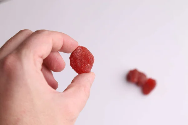 Tiro Foco Seletivo Uma Mão Masculina Segurando Pequenos Doces Vermelhos — Fotografia de Stock