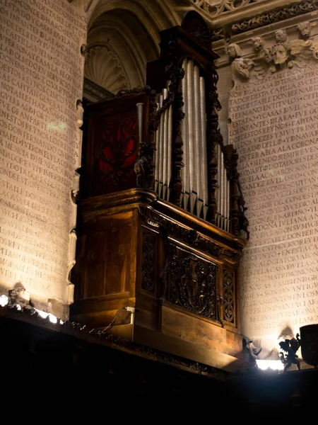 Eine Vertikale Aufnahme Einer Großen Gotischen Orgel Einer Kirche — Stockfoto