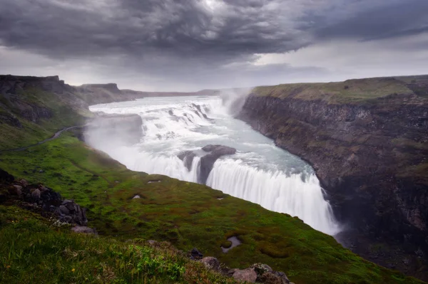 Lélegzetelállító Kilátás Nyílik Gullfoss Vízesésre Körülvéve Izlandon Elfogott Hegyekkel — Stock Fotó