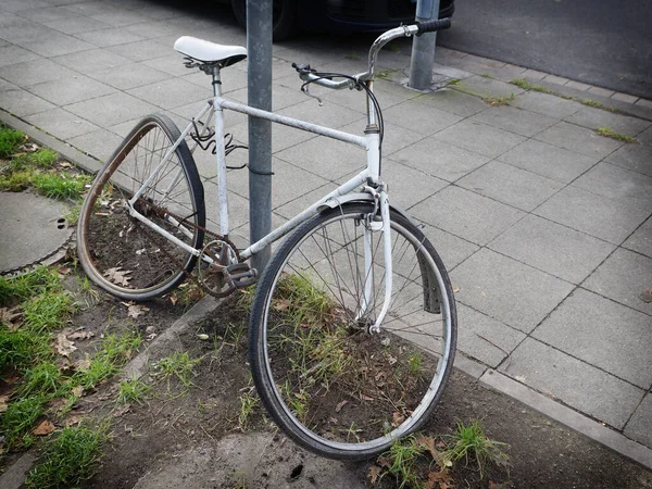 Ein Freien Abgestelltes Fahrrad — Stockfoto