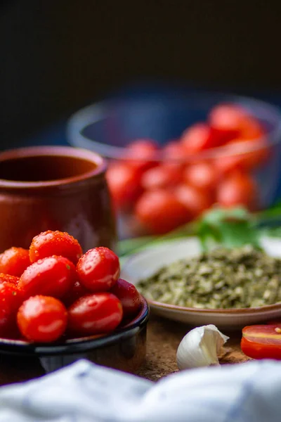 Una Toma Vertical Tazones Tomate Junto Plato Condimentos Una Taza —  Fotos de Stock