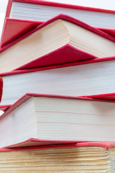 Tiro Vertical Uma Pilha Livros Vermelhos Sobre Fundo Branco — Fotografia de Stock
