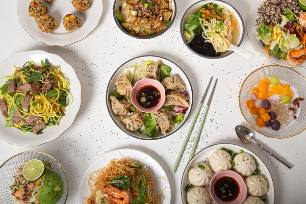 Uma Vista Superior Dos Deliciosos Pratos Tradicionais Asiáticos Servidos Mesa — Fotografia de Stock