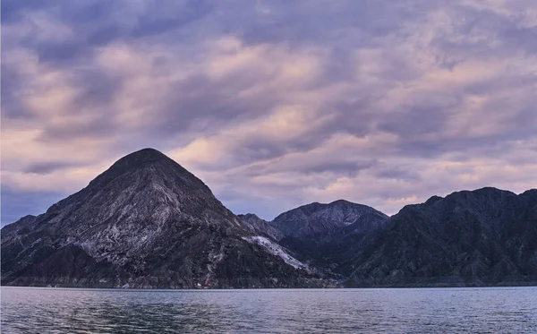 Прекрасний Знімок Гори Озером Передньому Плані — стокове фото