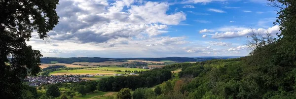 Tiro Panorâmico Floresta Verde Sob Céu Azul Nuvens Brancas — Fotografia de Stock