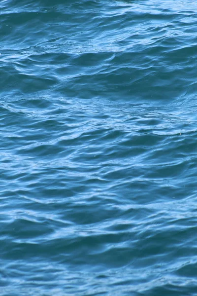 Een Verticaal Close Shot Van Prachtige Zee Golven Het Zonlicht — Stockfoto