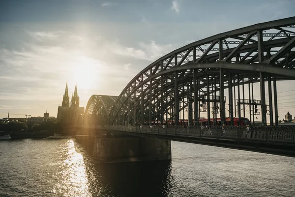 Låg Vinkel Skott Flod Och Bro Som Leder Till Köln — Stockfoto