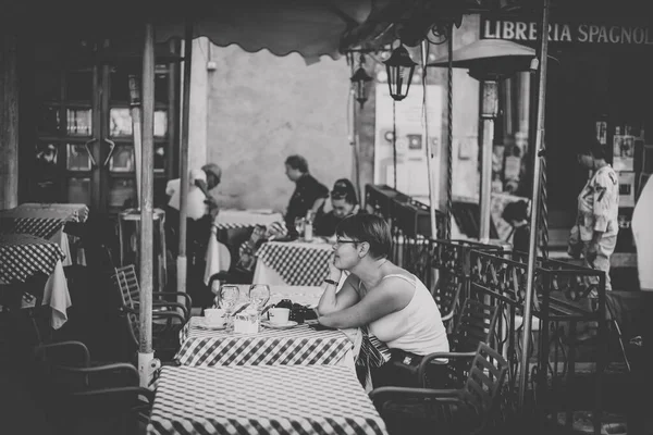 Roma Italia Octubre 2011 Escala Gris Fotografía Mujer Sola Tomando —  Fotos de Stock