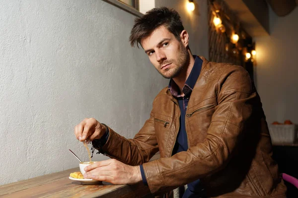 Joven Hispano Con Una Chaqueta Cuero Sentado Mesa Bebiendo Café —  Fotos de Stock