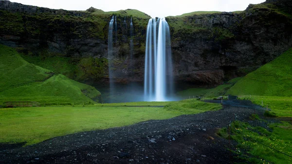 Lélegzetelállító Seljalandsfoss Vízesés Sziklák Elfogták Déli Régióban Izlandon — Stock Fotó