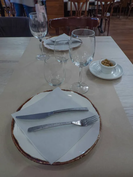 Στιγμιότυπο Από Άδεια Πιάτα Μαχαιροπήρουνα Ξύλινο Τραπέζι Στο Καφέ — Φωτογραφία Αρχείου