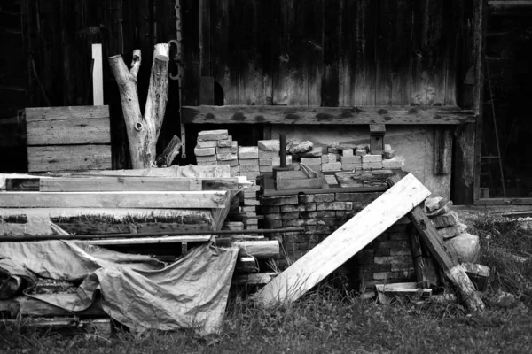 Graustufenaufnahme Von Gehäckseltem Holz Der Hütte — Stockfoto