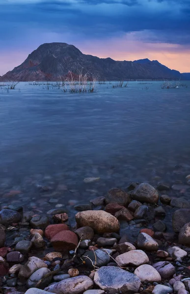 Sebuah Gambar Vertikal Batu Dengan Danau Dan Bukit Akhir — Stok Foto