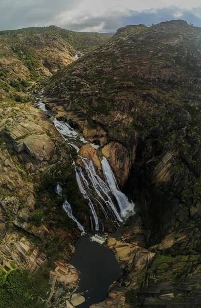 Letecký Pohled Krásný Vodopád Skalnaté Oblasti Fotografie Drone — Stock fotografie