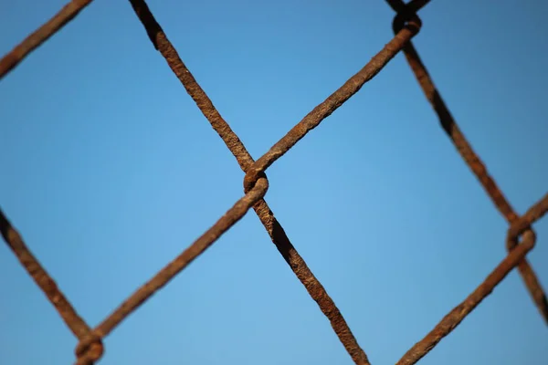 青い背景に風化した鎖リンクのクローズアップショット — ストック写真