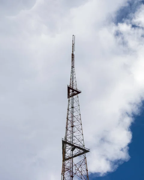 Tiro Vertical Uma Torre Telefônica Alta Com Fundo Céu Nublado — Fotografia de Stock