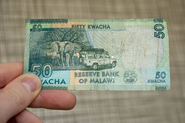 Крупный План Мужской Руки Держащей Банкноту Квача Малави — стоковое фото