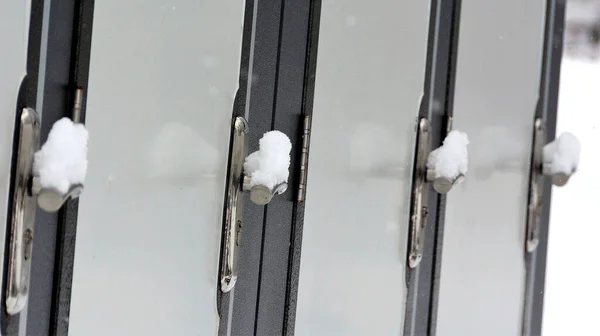 一种被雪覆盖的门把手的选择性聚焦拍摄 — 图库照片