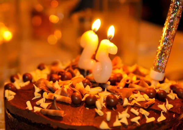 Pastel Cumpleaños Celebración Con Velas Encendidas Una Chispa Fuegos Artificiales — Foto de Stock