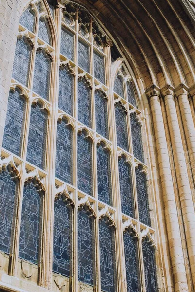 Plano Vertical Una Vieja Ventana Una Iglesia Estilo Gótico — Foto de Stock