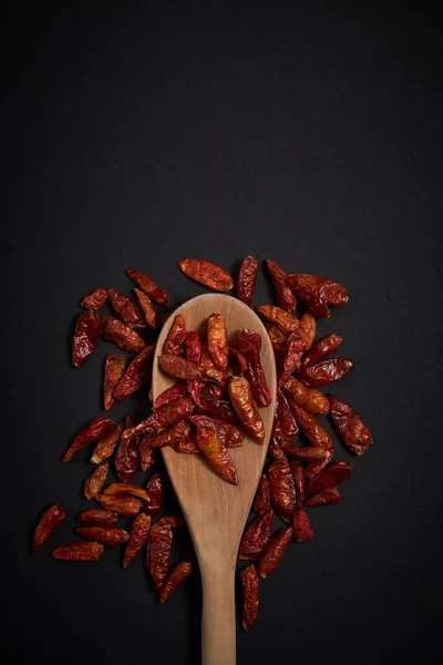 Een Verticale Hoge Hoek Shot Van Gedroogde Rode Paprika Een — Stockfoto