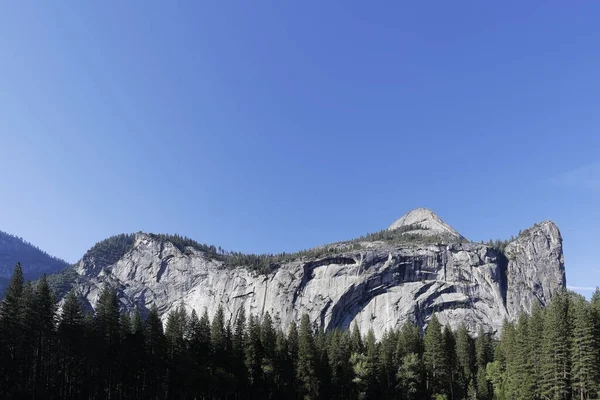 Panoraama Laukaus Vuoriketjun Metsien Etualalla Kirkas Sininen Taivas — kuvapankkivalokuva