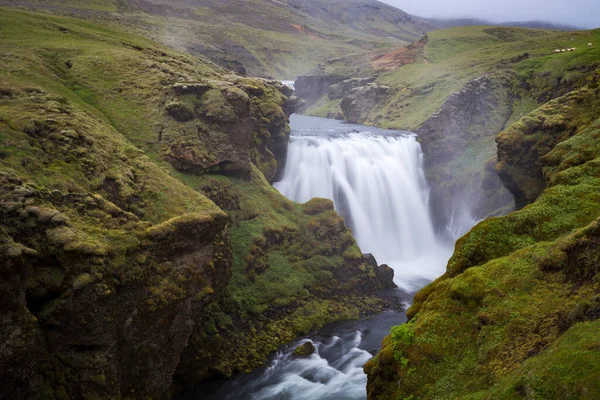 Чудовий Водоспад Спускається Зеленими Горами Ісландії — стокове фото