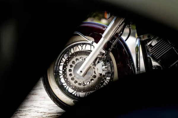 Селективный Фокус Колесе Черного Мотоцикла Солнечным Светом — стоковое фото