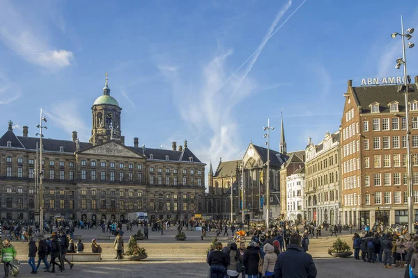 AMSTERDAM, NIEDERLANDE - 30. Januar 2018: Blick auf den Königspalast am Dam-Platz (Amsterdam, Niederlande)) — Stockbild Amsterdam Niederlande Januar 2018 Blick Auf Den Königspalast Dam Platz — Stockfoto