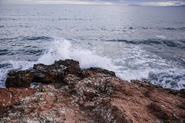 Een Hoge Hoek Opname Van Het Zeewater Spetterend Mossige Rotsen — Stockfoto