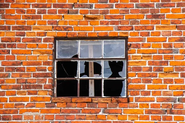 Старое Разбитое Окно Здания Красных Оранжевых Брикетов — стоковое фото