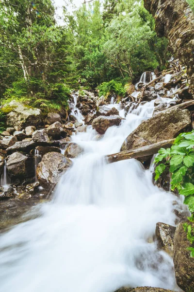 Die Flache Aufnahme Eines Wasserfalls — Stockfoto